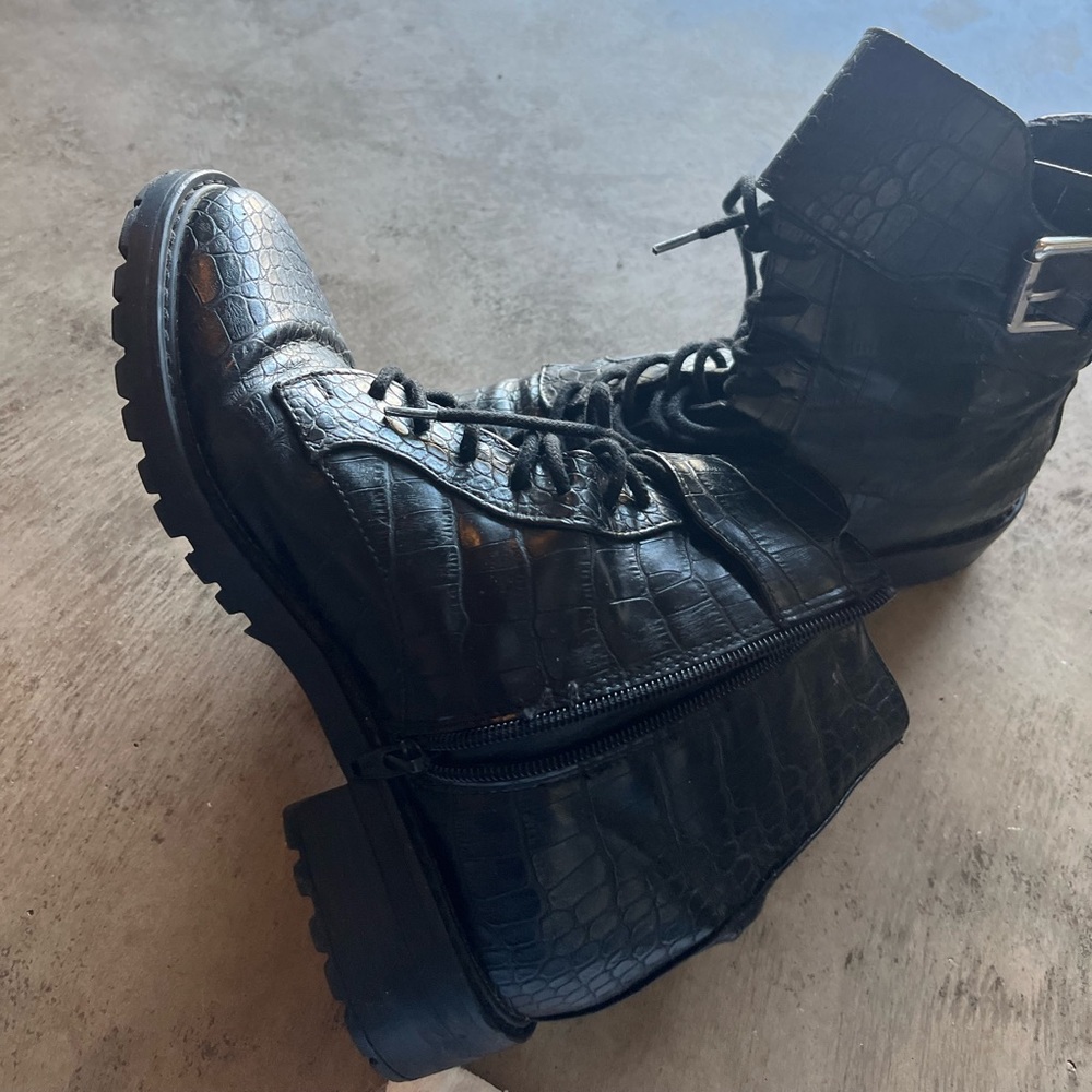 Woman’s black boots w/zipper